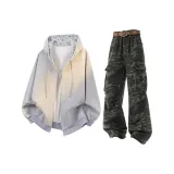 Серый куртка + камуфляжные джинсы