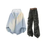 Синяя куртка + камуфляжные джинсы