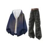 Темно-синяя куртка + камуфляжные джинсы