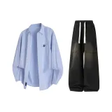 Светло-синяя рубашка + черные джинсы