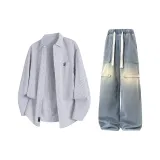 Светло-серая рубашка + синие джинсы