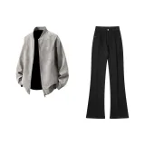 Серый кожаный куртка + черные джинсы