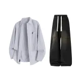 Светло-серая рубашка + черные джинсы