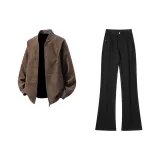 Кофейный кожаный куртка + черные джинсы