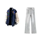 Темно-синяя бейсбольная куртка + дымчато-серые джинсы