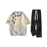 Белая футболка с серым фотинией + черные повседневные штаны