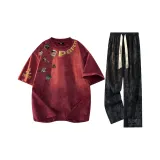 Бордовая футболка + черные повседневные штаны