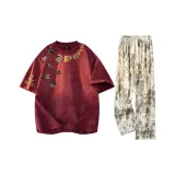 Бордовая футболка + белые повседневные штаны