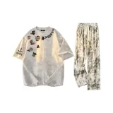 Белая футболка с серым фотинией + белые повседневные штаны