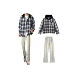 Чёрная и белая рубашка + жёлтые грязные джинсы