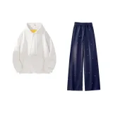 Белый свитшот + темно-синие повседневные штаны