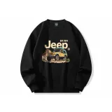 На открытом воздухе Jeep черного цвета