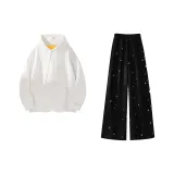 Белый свитшот + черные повседневные штаны