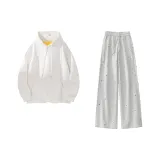 Белый свитшот + светло-серые повседневные штаны