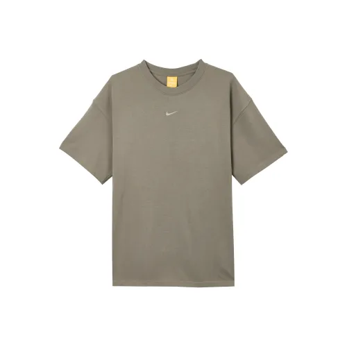 Nike x NOCTA BIG Центральная часть CS T Рубашка Унисекс Оливково-серый Лунный камень Окаменелость Лунный камень Окаменелость