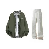 Армейское зеленое пальто + черно-синяя клетчатая рубашка + светлый хаки повседневные штаны