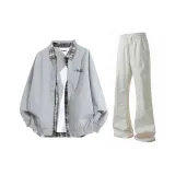 Светло-серое пальто + черно-синяя рубашка в клетку + светло-хаки повседневные штаны