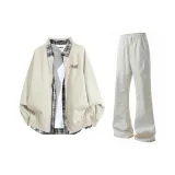 Хаки пальто + черно-синяя рубашка в клетку + светлый хаки повседневные штаны