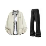 Хаки пальто + черно-синяя рубашка в клетку + черные повседневные штаны