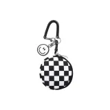 Круглая сумка с узором в клетку, украшенная смайликом