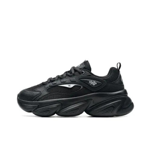 XTEP Покрытие Увеличение Низкий Топ Толстая подошва Кроссовки Женские Черный Космический Серебряный