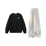 Чёрный топ + экрю штаны