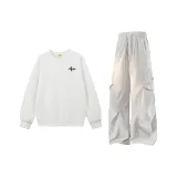 Белый топ + штаны цвета экрю