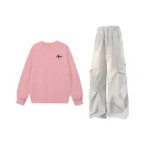 Розовый топ + штаны цвета экрю