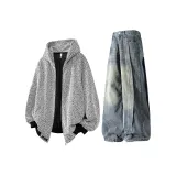 Белый свитшот + синие джинсы