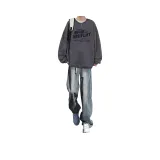 Темно-серый свитшот + темно-синие джинсы