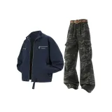 Темно-синяя куртка + камуфляжные джинсы