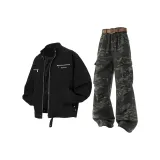 Чёрная куртка + камуфляжные джинсы