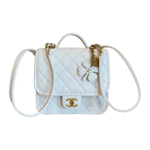 CHANEL С рельефом Тисненый Блестящий Телячья кожа Рюкзак Женский Белый