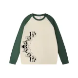 Бежевый корпус с зелеными рукавами в виде ряда черепов