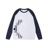 Белый корпус с темно-синими рукавами, ряд черепа