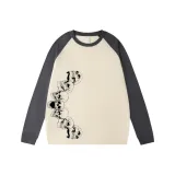 Бежевый корпус с серыми рукавами в виде ряда черепов