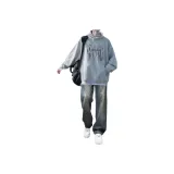 Светло-серый свитшот + темно-синие джинсы