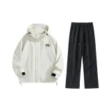 Бежевый топ + черные штаны