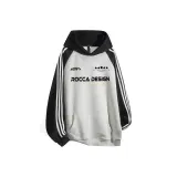 Белый, серый с черными рукавами.