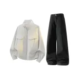 Бежевая кожаная куртка + черные джинсы