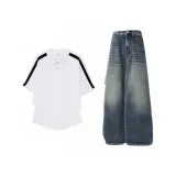 Белый топ + винтажные синие штаны