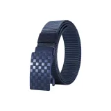 Синий квадрат с текстурой, обработанной шлифовальным инструментом