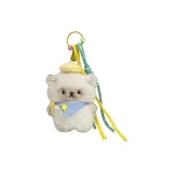 Желтый берет, яркое кольцо, шнурок, кошка