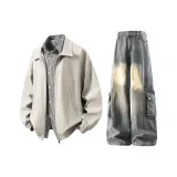 Пальто цвета экрю + синие джинсы