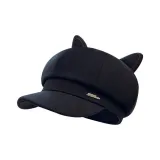 Черная кепка с восьмиугольным дизайном в форме уха кошки