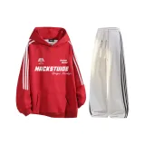 Красный топ + бело-серые штаны