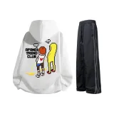 Белый свитшот + черные повседневные штаны