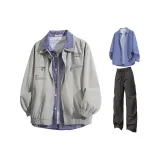 Светло-серое пальто + сапфирово-синяя рубашка + черные штаны