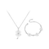 Белый комплект одежды с узором "кот-ай" и четырехлистным клевером