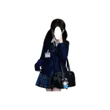 Большая синяя юбка в клетку + темно-синий кардиган + галстук-бабочка